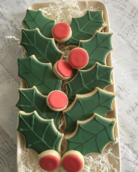 Yummy holly leaves platter #holly #Christmas #Christmascookies #sugarcookies #sugarcookiesofinstagram #sugarcookiesofcharlotte #prettybakedbakery Holly And Berry Cookies, Holly Decorated Cookies, Holly Cookies, Berry Cookies, Flooding Cookies, Leaf Cookies, Holly Christmas, Holly Leaves, Cookie Ideas