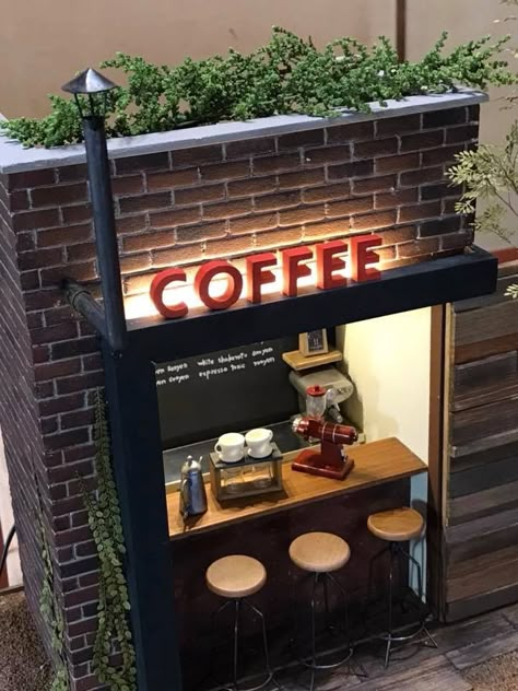 Coffee Shop Miniature, Cafe Miniature, Miniature Cafe, Miniature Bar, Starbucks Design, Mini Cafe, Bookshelf Art, Barbie Shop, Diy Doll Miniatures