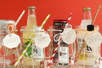 How to make your own mason jar cocktail gifts, best gifts ever! Jar Cocktail Gifts, Mason Jar Cocktail Gifts, Cocktail Jars, Mason Jar Cocktails, Diy Gifts Cheap, Diy Cocktails, Cocktail Gifts, Drink Gift, Alcohol Gifts