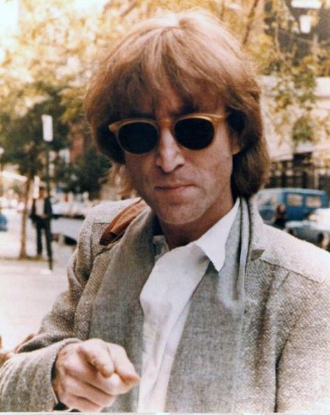 36 Color Pictures of John Lennon on Streets in the Last Year of His Life ~ vintage everyday Jhon Lennon, Love John Lennon, Plastic Ono Band, John Lennon Yoko Ono, John Lennon Paul Mccartney, John Lennon And Yoko, Imagine John Lennon, Beatles Photos, John Lennon Beatles