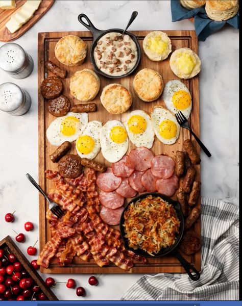 Biscuit Charcuterie Board Ideas, Breakfast Meat Platter, Biscuit Board Ideas, Big Breakfast Platter, Breakfast Graze Board, Breakfast Plate Presentation, Arab Breakfast, Breakfast Board Ideas, Cabin Breakfast