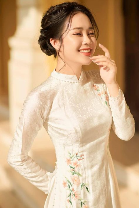 Vietnam Dress, Vietnamese Traditional Dress, 사진 촬영 포즈, Long White Dress, Grad Dresses, Bridal Hair And Makeup, Abayas Fashion, Traditional Dresses, Bride Dress