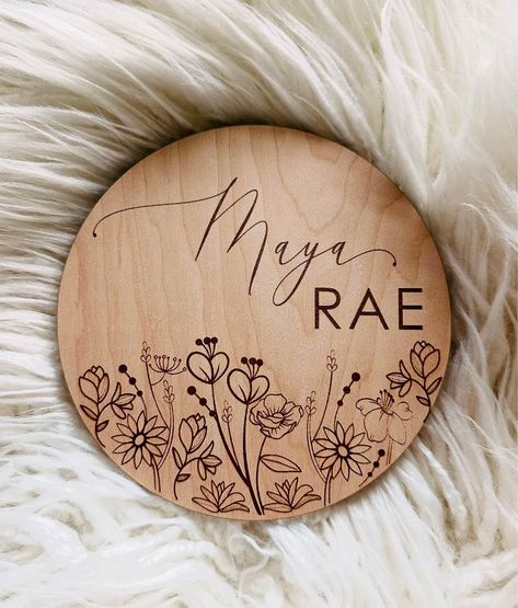 Wildflower Baby Name Sign New Born Wood Signs, Wood Burning Name Signs, Baby Name Wood Signs, Baby Name Signs For Hospital, Diy Baby Name Signs, Baby Cricut Projects, Wood Rounds Crafts, Circle Name Sign, Glowforge Aura