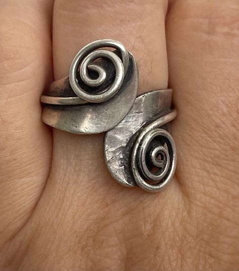 R.Cazares Taxco Mexico sterling silver 925 swirls, spirals, adjustable modernist  ring  marked: R. Cazares Taxco Mexico 925  Very good condition, vintage  Current size 9.75 adjustable  wt.: 8.6 grams  SS239  08/27/24 Taxco Silver Jewelry, Ring Jewellery Design, Vintage Silver Jewelry, Handmade Silver Jewellery, Modernist Ring, School Jewelry, Modernist Jewelry, Mens Bracelet Silver, Dope Jewelry