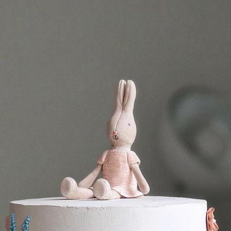 Torten 🍰🧁🍭🍩🍮🎂 on Instagram: "#maileg #mailegcake #mailegtorte #mailegworld #maileglove #mailegbunny #mailegtoys #mailegliebe #geburtstagstorte #birthdaycake #cakephotography #cakewithflowers #bunny #cakewithbunny #cakeoftheday #cakeofinstagram #тортдлямалышки #тортсзайкой #fondantfigure #fondantbunny #мастика #зайчикизмастики #tortenbremerhaven #tortenhaus53_bremerhaven #tortenkunstwerk #cakeart #cakeartist" Maileg Birthday Cake, Maileg Party, Maileg Party Theme, Maileg Mice Birthday Party, Two Tier Bunny Birthday Cake, Maileg Bunny, Bunny Party, Cake Photography, Baby Inspiration