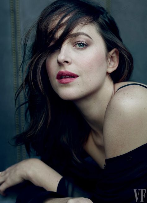 The 11 actresses who posed for Annie Leibovitz for 2017’s Hollywood Portfolio have riveted moviegoers this year, in a stunning range of cinematic styles. James Wolcott reviews their awards-season glow. Vanity Fair Hollywood Issue, Annie Leibovitz Portraits, Annie Leibovitz Photos, Beautiful Whatsapp Dp Images, Vanity Fair Magazine, Dakota Mayi Johnson, Women Portrait, Anastasia Steele, Dp Images