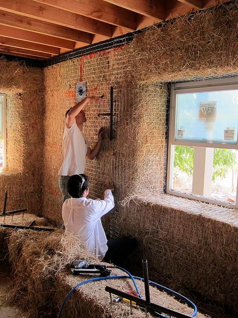 Straw bale Workshop Day 7 Straw Bale Building, Straw Bale Construction, Cob Building, Straw Bale House, Tiny House Blog, Eco Buildings, Earthship Home, Mud House, Living Simply