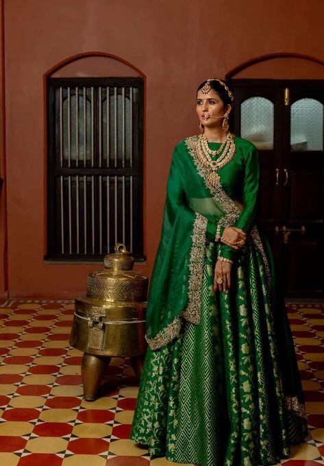 Mrg Choli, Banarasi Lengha, Jewel Neck Blouse, Lehenga Green, Lengha Blouse Designs, Bridal Entry, Green Lehenga Choli, Brocade Lehenga, Silk Lehengas