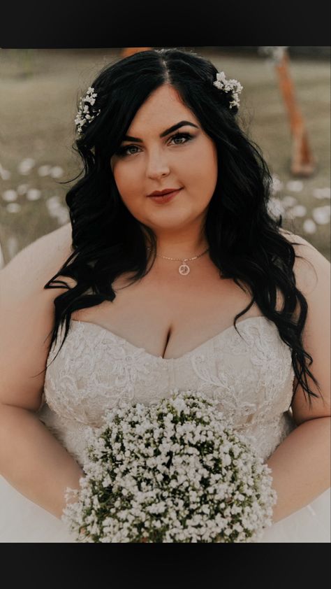 Plus size wedding photos Plus Size Bridal Hair And Makeup, Plus Size Wedding Hairstyles Round Faces, Plus Size Wedding Makeup, Plus Size Bride Makeup, Plus Size Wedding Hair, Plus Size Wedding Hairstyles, Plus Size Bride Hairstyle, Plus Size Wedding Poses Curvy Bride, Plus Size Wedding Photography