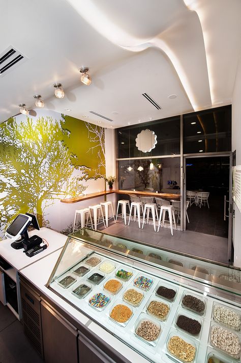 Yogurt Shop Interior Design, Acai Shop Design, ليلو وستيتش, Ice Cream Business, Doughnut Shop, Gelato Shop, Frozen Yogurt Shop, Yogurt Shop, Bubble Waffle