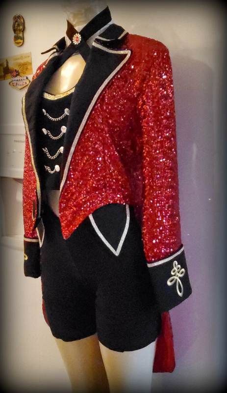 Marching Band Outfits, Ring Leader Costume, Ringmaster Costume, Carnaval Outfit, Circus Outfits, Taylor Swif, Red Costume, Cute Couple Halloween Costumes, Circus Costume