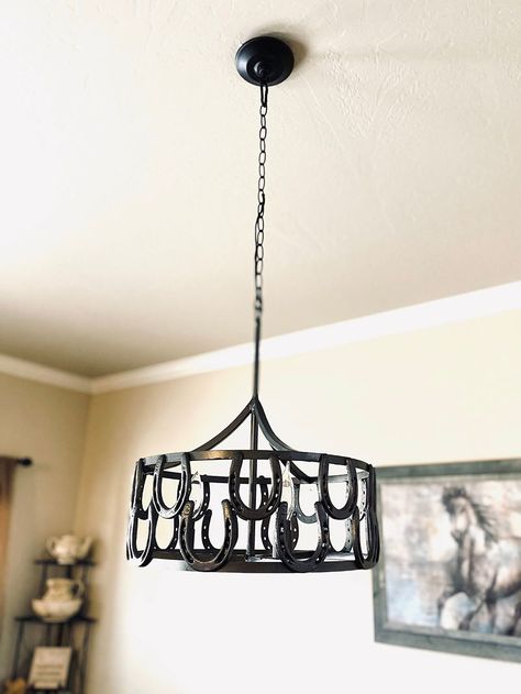 Horse Shoe Light Fixture, Horseshoe Chandelier, Equestrian Style Decor, Equestrian Home Decor, Equestrian Home, Stable Style, Big Chandelier, Horseshoe Projects, Horseshoe Decor