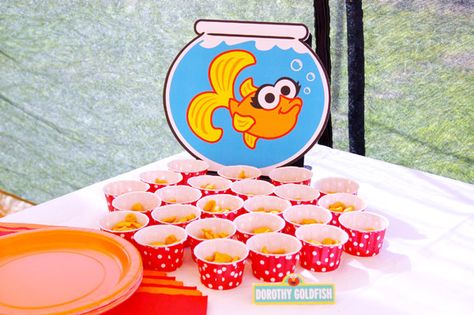 Elmos World Birthday Party, Elmos World Birthday, Rubber Ducky Punch, Sesame Street Food, Food Craft Ideas, Street Food Ideas, Elmo First Birthday, Birthday Party Girl, Elmo World