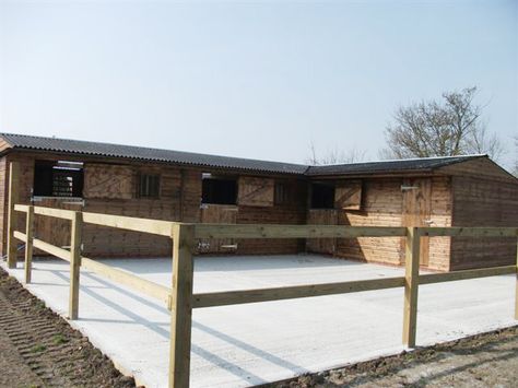 Horse Shelters, Field Shelters, Stable Yard, Horse Shed, Barn Layout, Horse Farm Ideas, Horse Barn Ideas Stables, Barn Stalls, Horse Barn Designs