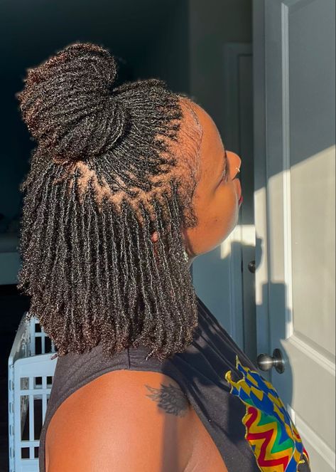 Loc styles Lori Goldstein Logo Outfits, Very Short Micro Locs, Micro Locs Grid Pattern, Short Sister Locs, Natural Locks Dreadlocks, Micro Locs Short, Locs Black Women Natural Hair, Sister Locs Hairstyles, Micro Locs Styles