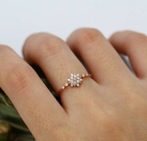 Gold Engagement Ring Diamond, Engagement Ring Delicate, Hand Jewelry Rings, Couple Ring Design, Flower Diamond Ring, Snow Wedding, Dainty Engagement Rings, Modern Gold Jewelry, Pretty Jewelry Necklaces