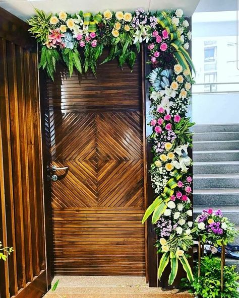 Wedding Ganpati Decoration, Flower Decoration For Door Entrance, Door Decorations Flowers Entrance, Main Door Flower Decoration Indian, Haldi Shoot, Flower Gate, Door Flower Decoration, Entrance Door Decor, Haldi Decoration