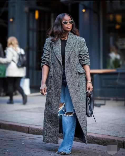 Classy Casual Outfits, Casual Chic Outfit, Black Women Fashion, Looks Style, Winter Fashion Outfits, Cute Casual Outfits, Long Coat, Ripped Jeans, Look Fashion