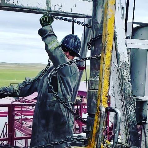 ➡️ @wolfric27 ・・・ #easymoney #oilfield  This is one of the last rigs in Canada with a spinning chain on it Oilfield Girlfriend, Oilfield Humor, Oilfield Family, Oilfield Man, Oil Field Worker, Oilfield Trash, Oil Rig Jobs, Oilfield Life, Petroleum Engineering