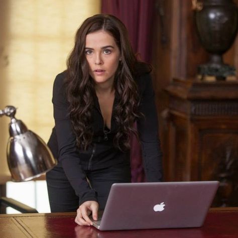 Rose Hathaway The Vampire Academy, Vampire Academy Rose, Vampire Academy Books, Vampire Academy Movie, Sisters Photo, Danila Kozlovsky, Dimitri Belikov, Rose Hathaway, Fanfic Ideas