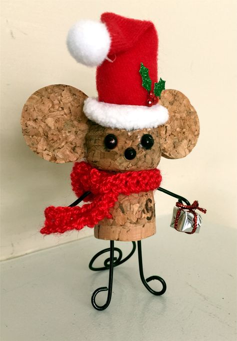 Cork Santa Mouse Diy Christmas Cork Crafts, Wine Cork Mouse Ornament, Cat Cork Ornaments, Wine Cork Xmas Ornaments, Wine Cork Craft Ideas, Cork People Craft, Cork Craft Ideas, Champagne Cork Crafts Diy, Wine Cork Ornaments Diy Christmas Crafts