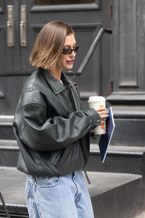 hailey bieber 04.27.23 Upper East Side Aesthetic, East Side Aesthetic, Fashion Outfits Streetwear, Sleek Short Hair, Hayley Bieber, Hailey Baldwin Style, Soho New York, Long Bob Hairstyles, Short Blonde Hair