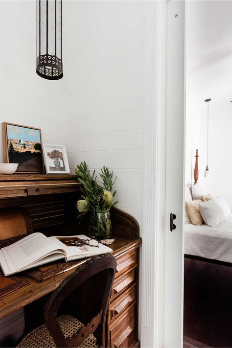 Country style home office featuring a vintage roll-top desk, rattan chair and an antique pendant light | Photography: Hannah Puechmarin | Styling: Cheryl Carr #homeoffice #antique #vintagestyle #wfh #wfhsetup Country Home Office Ideas, Office Ideas Rustic, Country Home Office, Vintage Office Desk, Vintage Home Offices, Country Style Magazine, Office Vintage, Desk Styling, Roll Top Desk