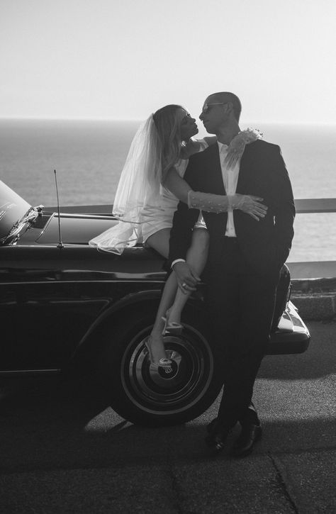 Convertible Pics, Vintage Wedding Photoshoot, Couple Car Poses, Classy Photoshoot, Car Engagement Photos, Car Shoot, Vintage Engagement Photos, Courthouse Wedding Photos, Vintage Car Wedding