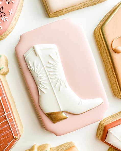 Boots And Bows Cookies, Western Bridal Shower Cookies, Cowboy Boot Cookies Decorated, Cowboy Hat Cookies Decorated, Cowgirl Boot Cookies, Disco Cowgirl Cookies, Cowboy Boot Cookies, Fair Cookies, Dance Cookies