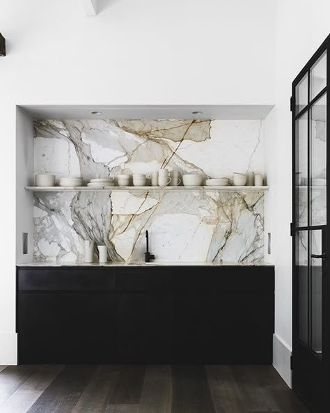 Impressive marble backsplash in the kitchen designed by Handelsmann and Khaw Marble Shelf, Interior Minimalista, Decor Ikea, Marble Backsplash, Kitchen Marble, Kitchen Interior Design, Kitchen Trends, Counter Tops, Black Kitchens