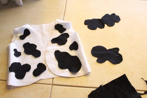 Make Your Own Cowboy Costume with Cow-Print Vest - Naturally by Jess Toddler Cowboy Costume, Cheap Cowboy Hats, Diy Cowboy Costume, Diy Cow Costume, Baby Pics Ideas, Diy Vest, Woody Costume, Nativity Costumes, Pumpkin Patch Pictures