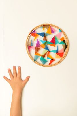 Estéfi Machado colored cellophane and embroidery hoop sun catcher Camping Diy Projects, Geometric Sun, Presents For Grandma, Diy Simple, Diy Camping, Summer Diy, Summer Crafts, Sun Catcher, Diy Projects To Try