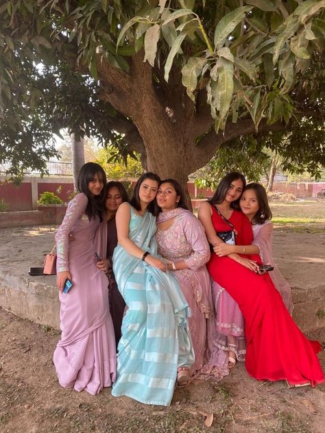 desi aesthetic hogya Dresses For Freshers Party, Farewell Poses With Friends In Saree, Poses Girly, Girls Dpz Stylish, Traditional Dresses Indian, Freshers Party, Farewell Sarees, Party Outfit College, Group Picture Poses