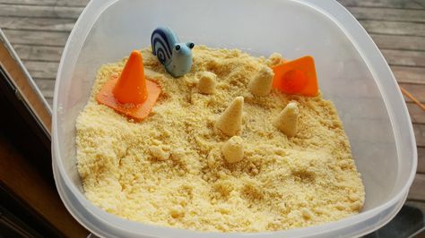 DIY Make Your Own Sensory Kinetic Sand Recipe: 1/2 cup flour, 1/2 cup corn meal, 1 Tbsp cooking oil, 1 Tbsp corn syrup Edible Kinetic Sand, Kinetic Sand Recipe, Glitter Sensory Bottles, Make Kinetic Sand, Sand Recipe, Sands Recipe, Homemade Playdough Recipe, Recipe For Kids, Playdough Recipe