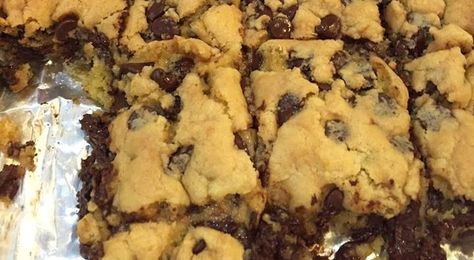 Lazy Chocolate Chip Cookie Bars, Lazy Cake Cookies, Chocolate Chip Cookie Bar Recipe, Lazy Cake, Easy Chocolate Chip Cookies, Chocolate Chip Cookie Bars, Delish Recipes, Cookie Bar Recipes, Semi Sweet Chocolate Chips