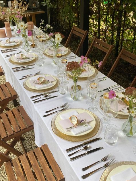 Lunch Set Up, Brunch Outside Table Settings, Dinner Party Menu Aesthetic, Lunch Set Up Table, Birthday Lunch Aesthetic, Diner Table Ideas, Sweet 16 Food Ideas Dinners, 21 Diner Ideas, 21 Diner Menu