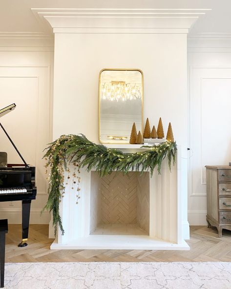 Mantle Design, Christmas Decor Trends, Holiday Mantle, Christmas Mantle, Christmas Living Rooms, Natural Christmas, Christmas Inspo, Christmas Fireplace, Christmas D