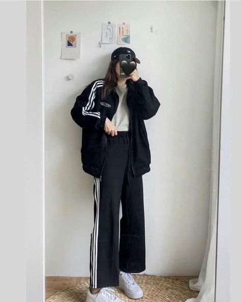 Jogging Pants Outfit Korean, Korean Athletic Fashion, Black Jogging Pants Outfit, Baju Korean Style Girl, Oversized Hoodie Outfit Korean, Korean Sporty Outfits, Boyish Outfits, Stylish Outfits Casual, Outfit Korean Style