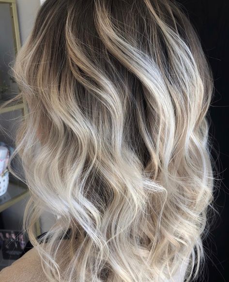 Give me the ashy blonde balayage all day long— obsessed with this shadow root blended into platinum blonde. Layers With Blonde Highlights, Blonde Partial Balayage, Ombré Blond, Neat Hairstyles, Ashy Blonde Balayage, Partial Balayage, Blonde Hair Inspo, Ashy Blonde, Blonde Hair Ideas