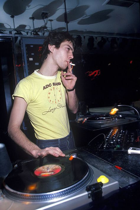 A disco DJ smokes a cigarette while spinning a record at a club in New York City, 1979 Rave Aesthetic, Disco Aesthetic, 1970s Disco, 80s Disco, Disco Club, Disco Fashion, Clubbing Aesthetic, Shotting Photo, Acid House