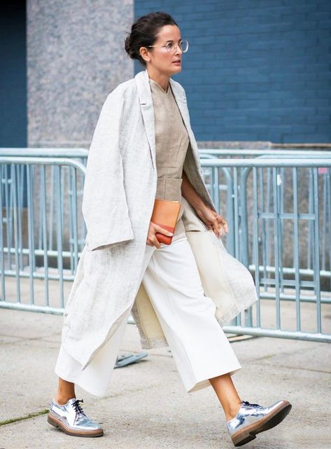 The (Surprisingly) Easy Trends You Haven't Tried Yet White Oxford Shoes Outfit, White Oxford Shoes, One Dapper Street, White Culottes, Oxford Shoes Outfit, Toms Shoes Outlet, Celebrity Fashion Trends, Shoes Outfit, Layered Fashion