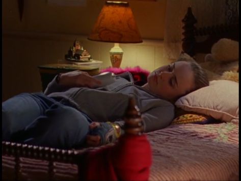 Rory Gilmore Sleeping, Rory Gilmore Crying, Rory Gilmore Chilton, Rory Core, Gilmore Girls Episodes, Gilmore Aesthetic, Rory Gilmore Style, Team Logan, Downtown Girl