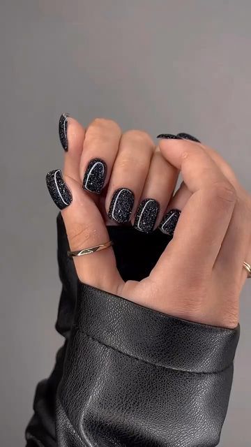 Dark Festive Nails, Black Winter Nails Acrylic, Black Festive Nails, Black Nails Winter, Glittery Black Nails, Dark Glitter Nails, Nails Sparkle Glitter, Glitter Black Nails, Black Glittery Nails