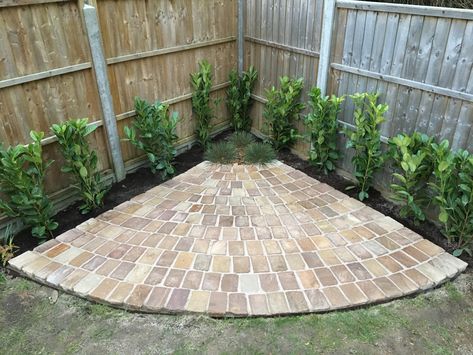 Corner arbour base using stone setts. Corner Fence Seating Ideas, Corner Yard Seating Area, Corner Pergola Seating Ideas, Corner Yard Ideas Backyards, Quarter Circle Patio, Corner Arbour Ideas, Small Garden Corner Ideas, Backyard Corner Seating Area, Yard Corner Ideas