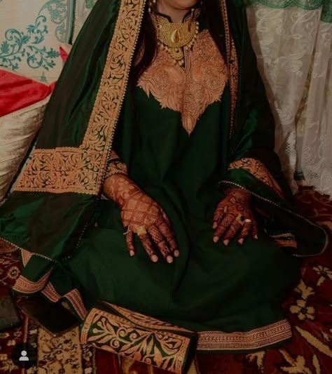 Kashmiri Wedding Snaps, Kashmiri Girls Snaps, Kashmir Bride, Kashmiri Outfits For Women, Kashmir Culture, Kashmiri Wedding, Kashmiri Pheran, Pvr Cinemas, Basic Aesthetic