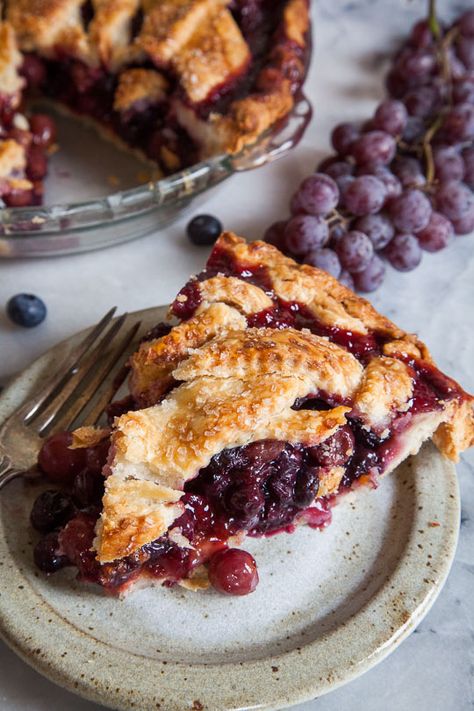 Grape and Blueberry Pie by Irvin Lin of Eat the Love. Purple Pie, Grape Pie, Coconut Crust, Blueberry Pie Recipe, Thanksgiving Goodies, Yummy Pies, Autumn Dessert, Crumble Tart, Puff Pastries