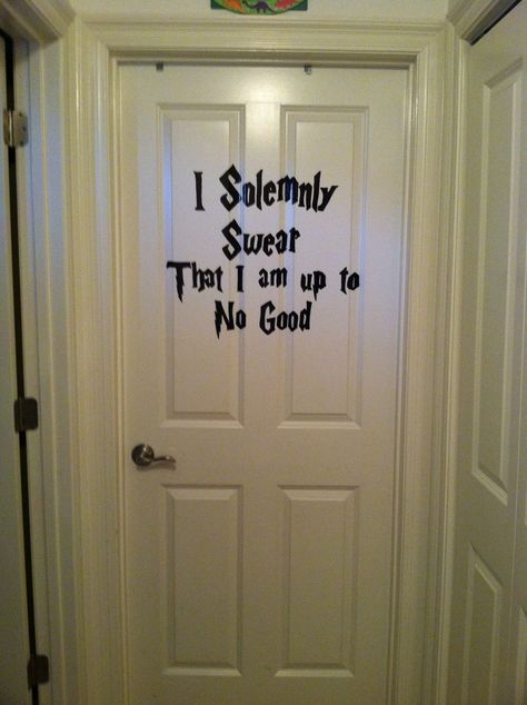 Harry Potter I Solemnly Swear...painted on my little boys bedroom door. hahaha....! Harry Potter Room Ideas Bedrooms, Harry Potter Room Ideas Diy, Harry Potter Bedroom Ideas, Door Painting Ideas Bedroom, Door Painting Ideas, Harry Potter Broomstick, Harry Potter Themed Bedroom, Harry Potter I Solemnly Swear, Little Boys Bedroom