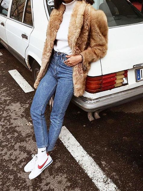 Jeans And Sneakers Outfit, Nike Sneakers Outfit, Outfit Jeans, Looks Street Style, Mode Inspo, Inspired Outfits, Nike Cortez, Sneakers Outfit, Mode Vintage