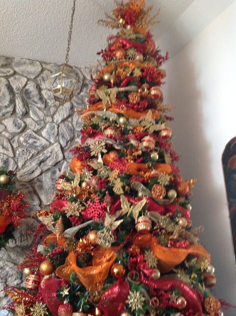 Orange and red tree without light on yet. Red And Orange Christmas Tree, Red And Orange Christmas, Fall Tree Decorations, Orange Christmas Tree, Christmas Aesthetics, Thanksgiving Tree, Orange Christmas, Fall Tree, Red Christmas Tree