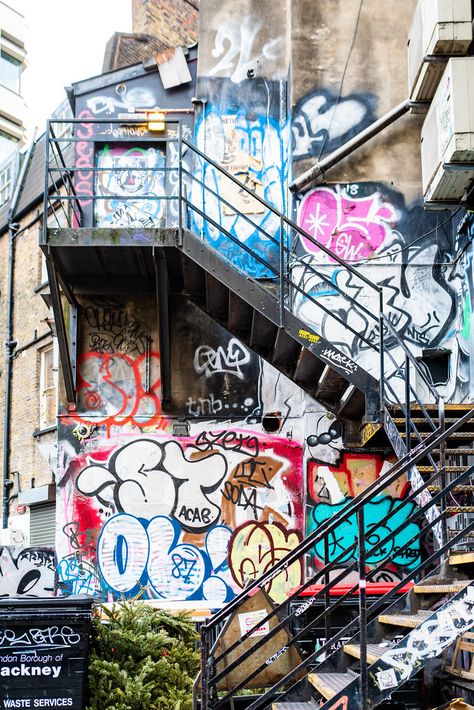 Street Culture Photography, New York Graffiti Art, Urban Culture Aesthetic, Street Art Gcse Sketchbook, Street Art Interior Design, Shoreditch Aesthetic, Graffiti Alleyway, Graffiti Aesthetic Street Art, Graphitis Street Art